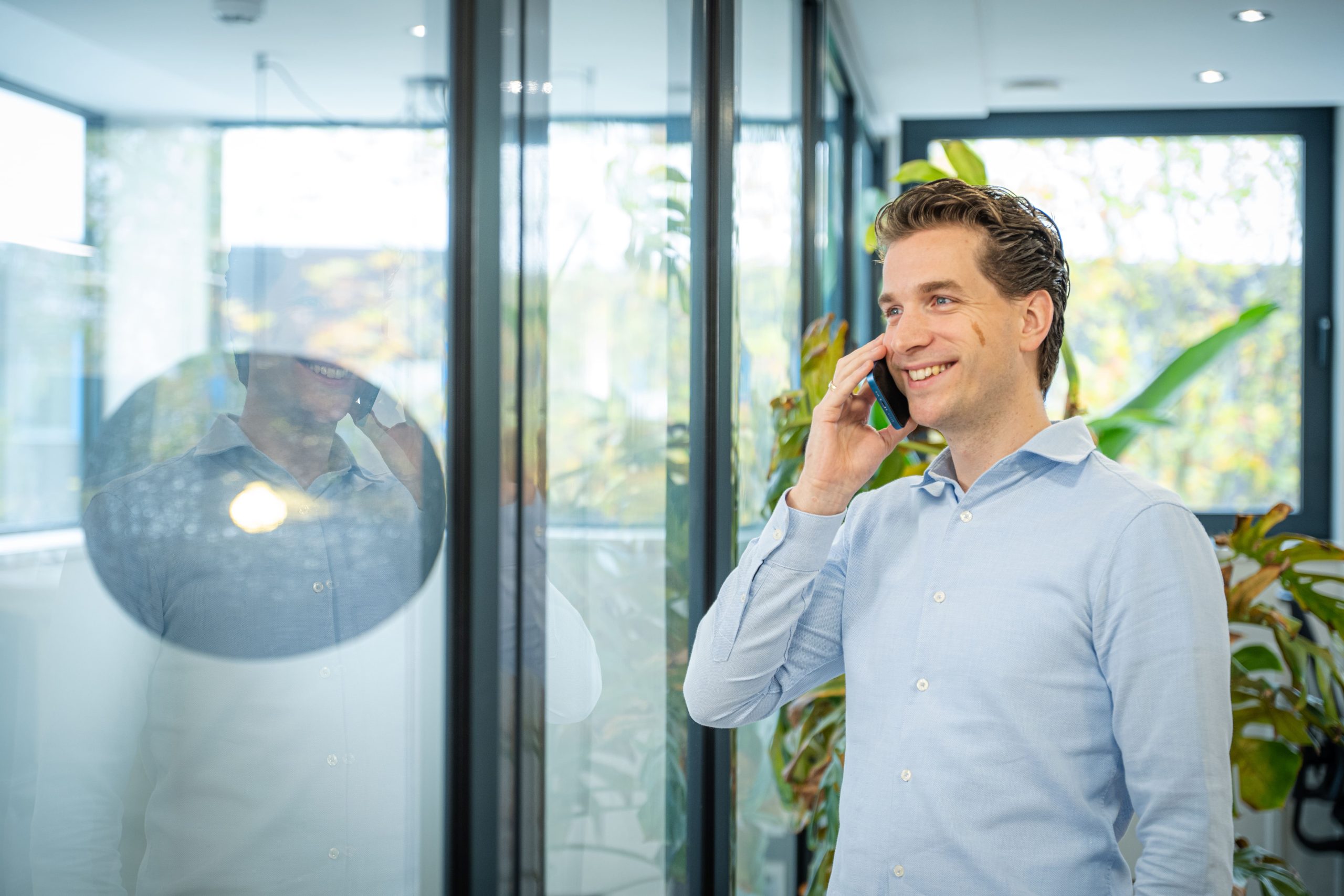 Medewerker Van Voorst Consult voert gesprek aan telefoon