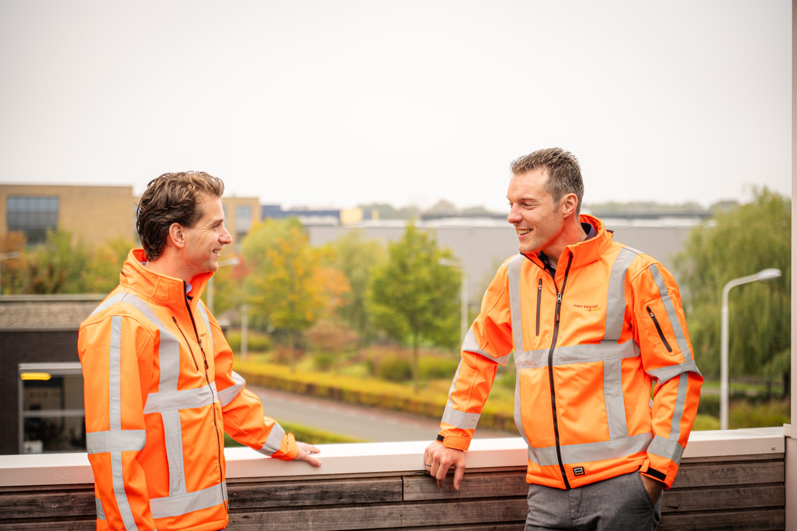 Twee collega's van Van Voorst Consult op locatie voor de Safety Culture Ladder