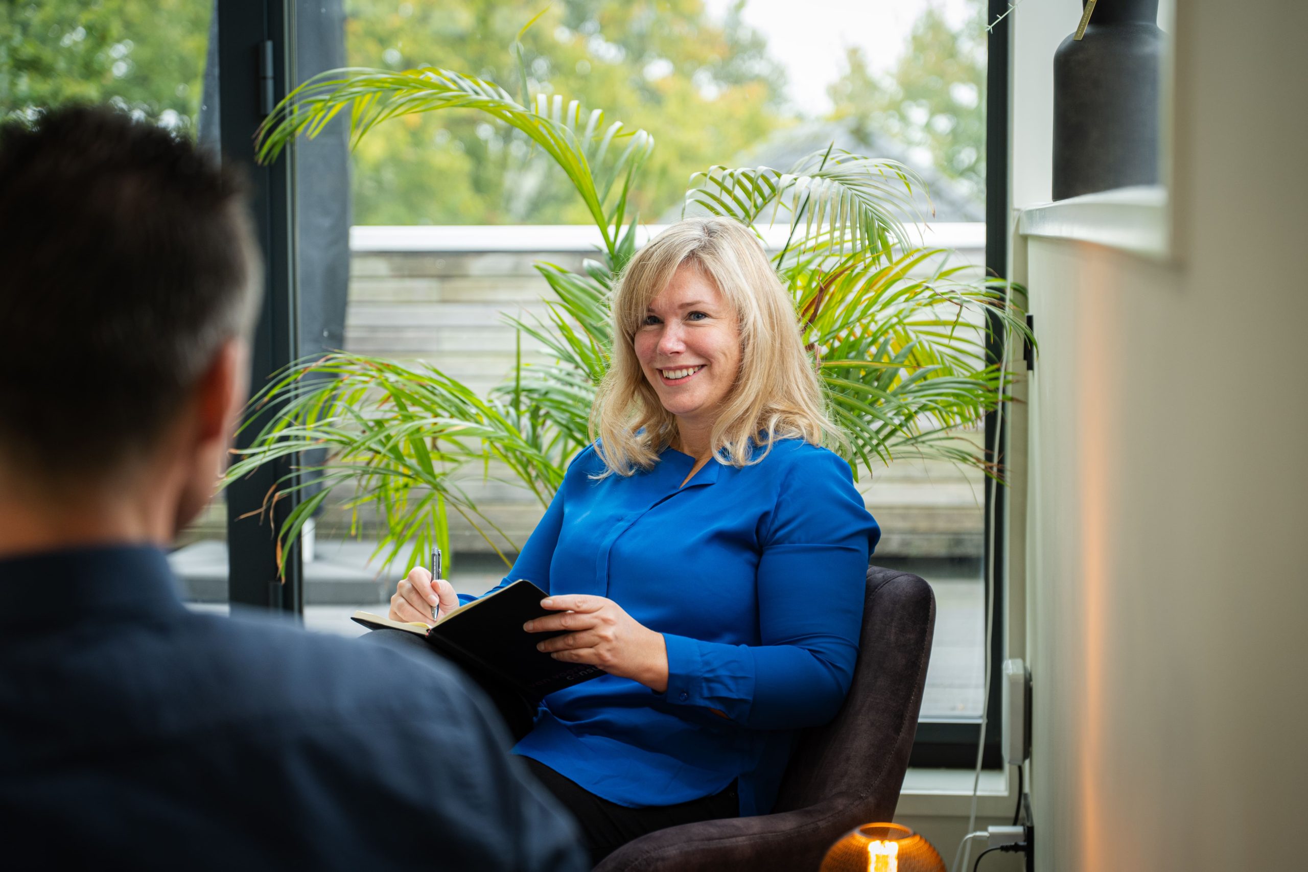 Medewerker van Van Voorst voert CSRD gesprek met klant