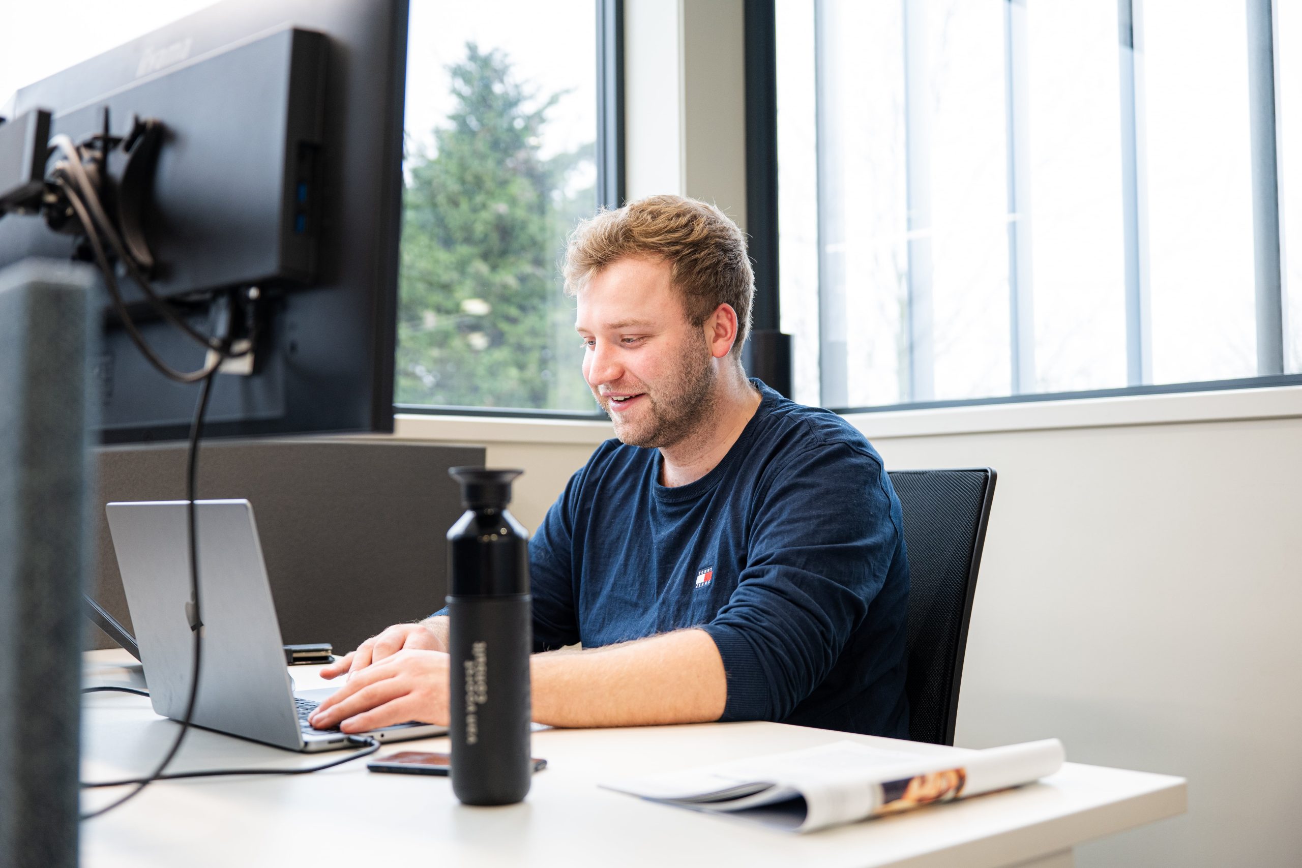 Medewerker Van Voorst Consult werkt aan een ISO 14001 plan