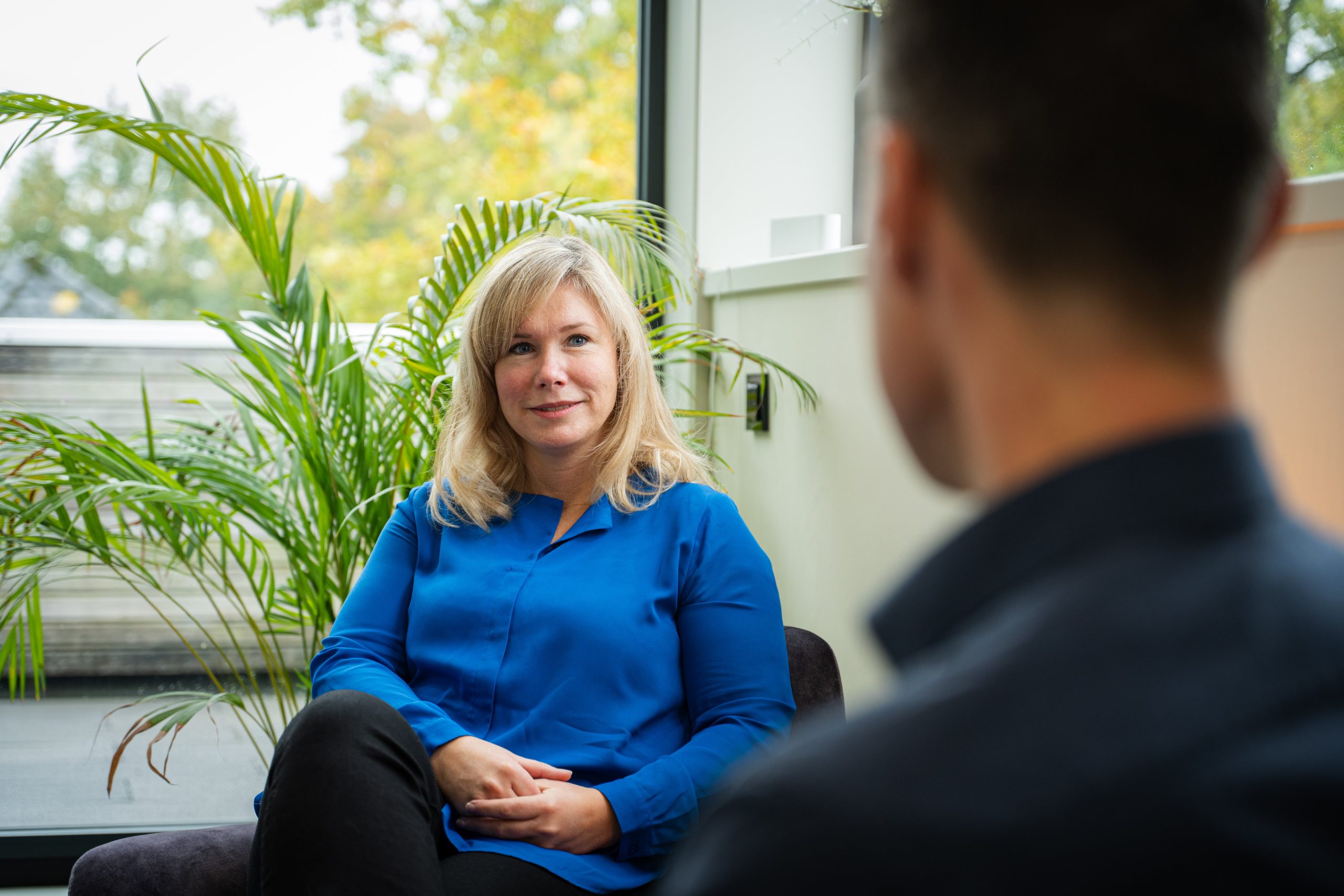 Medewerker Van Voorst Consult voert kennismakingsgesprek met klant over MVO prestatieladder certificering