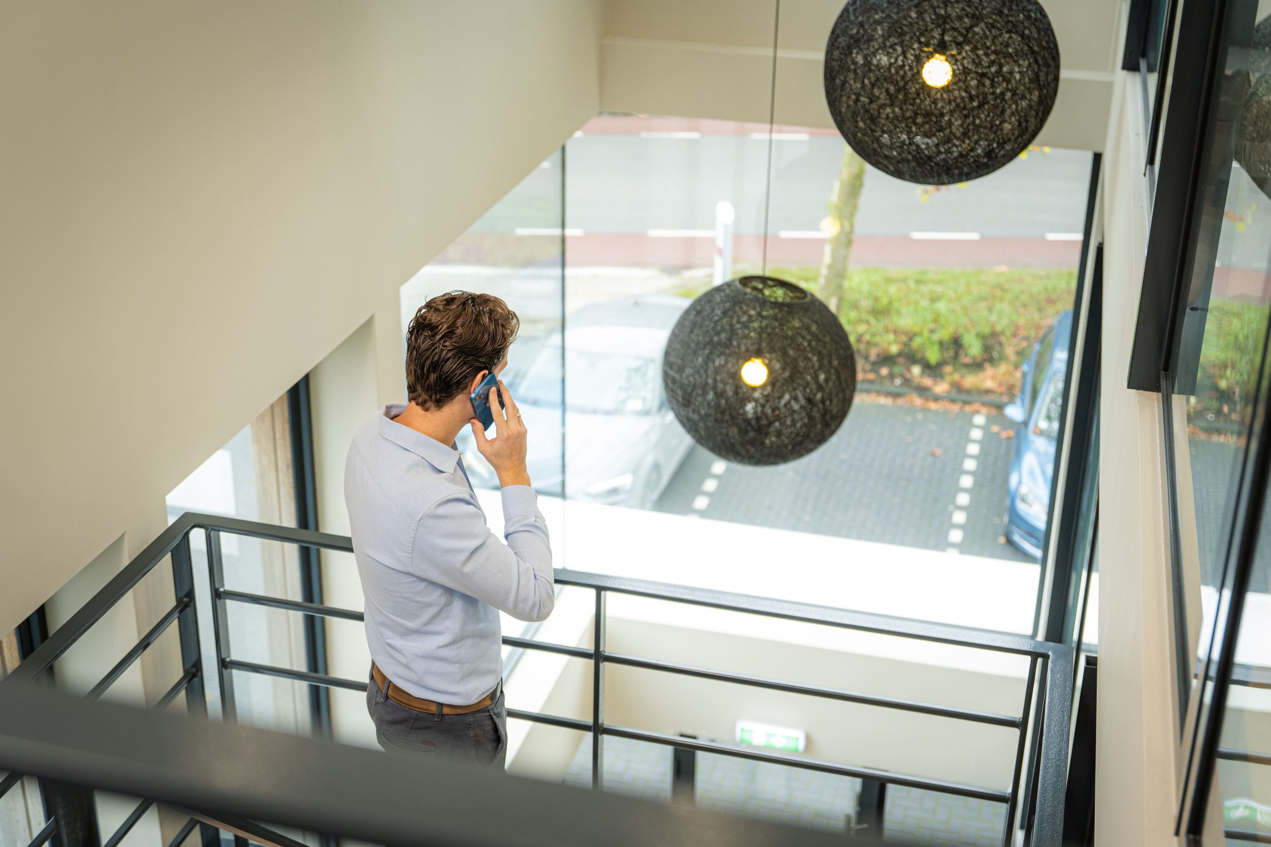 Medewerker Van Voorst Consult voert telefoongesprek met klant over de CO²-Prestatieladder