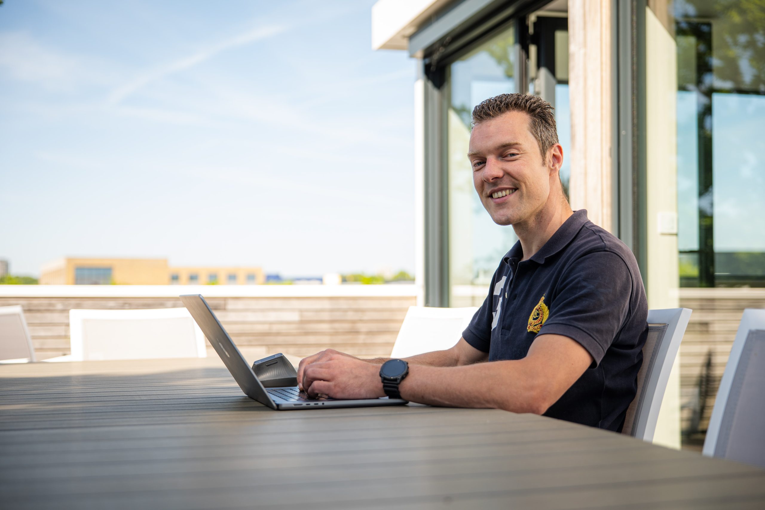 Medewerker Van Voorst werkt aan een ISO 9001 adviesrapport