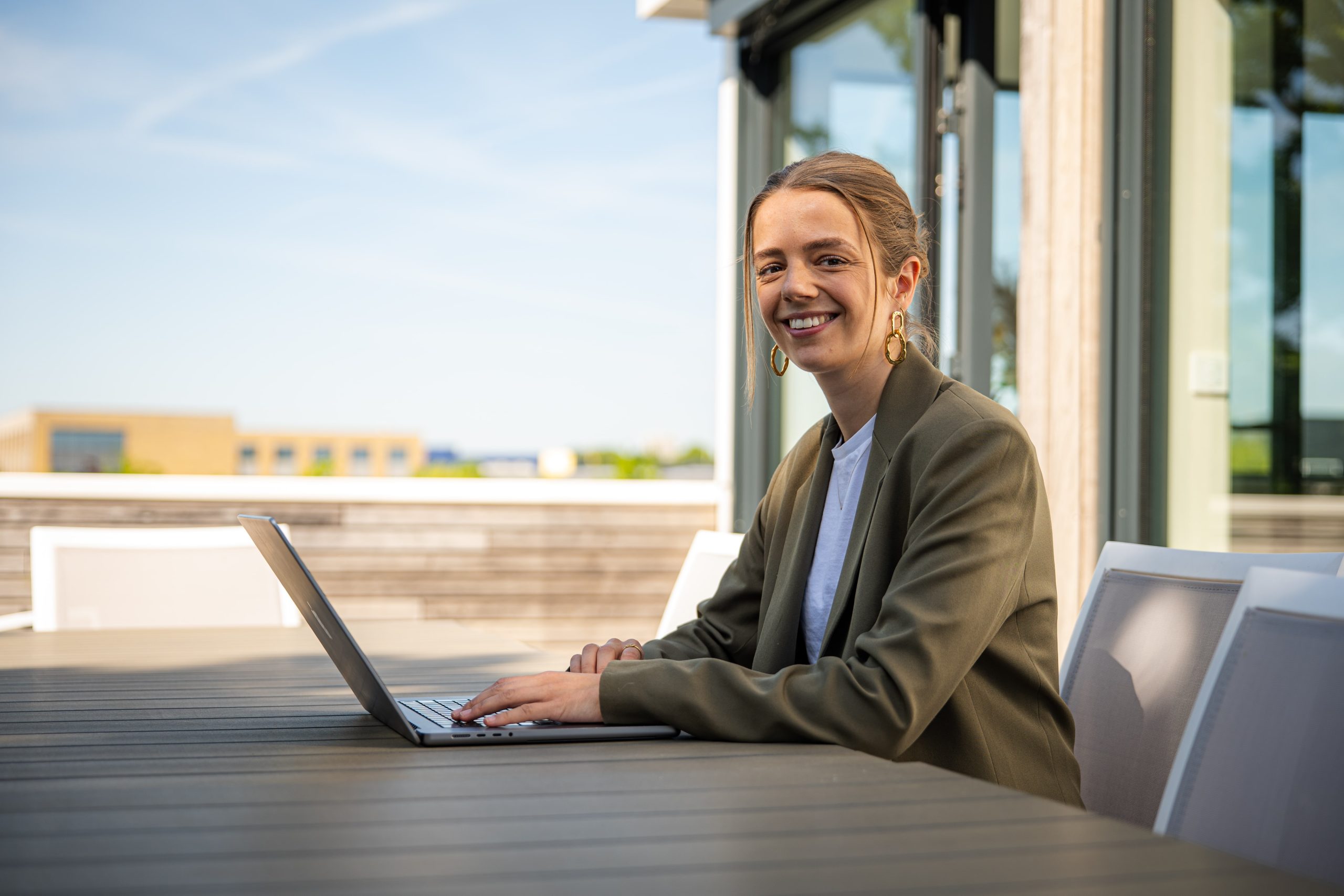 Medewerker Van Voorst Consult werkt een Safety Culture Ladder adviesrapport uit voor een klant