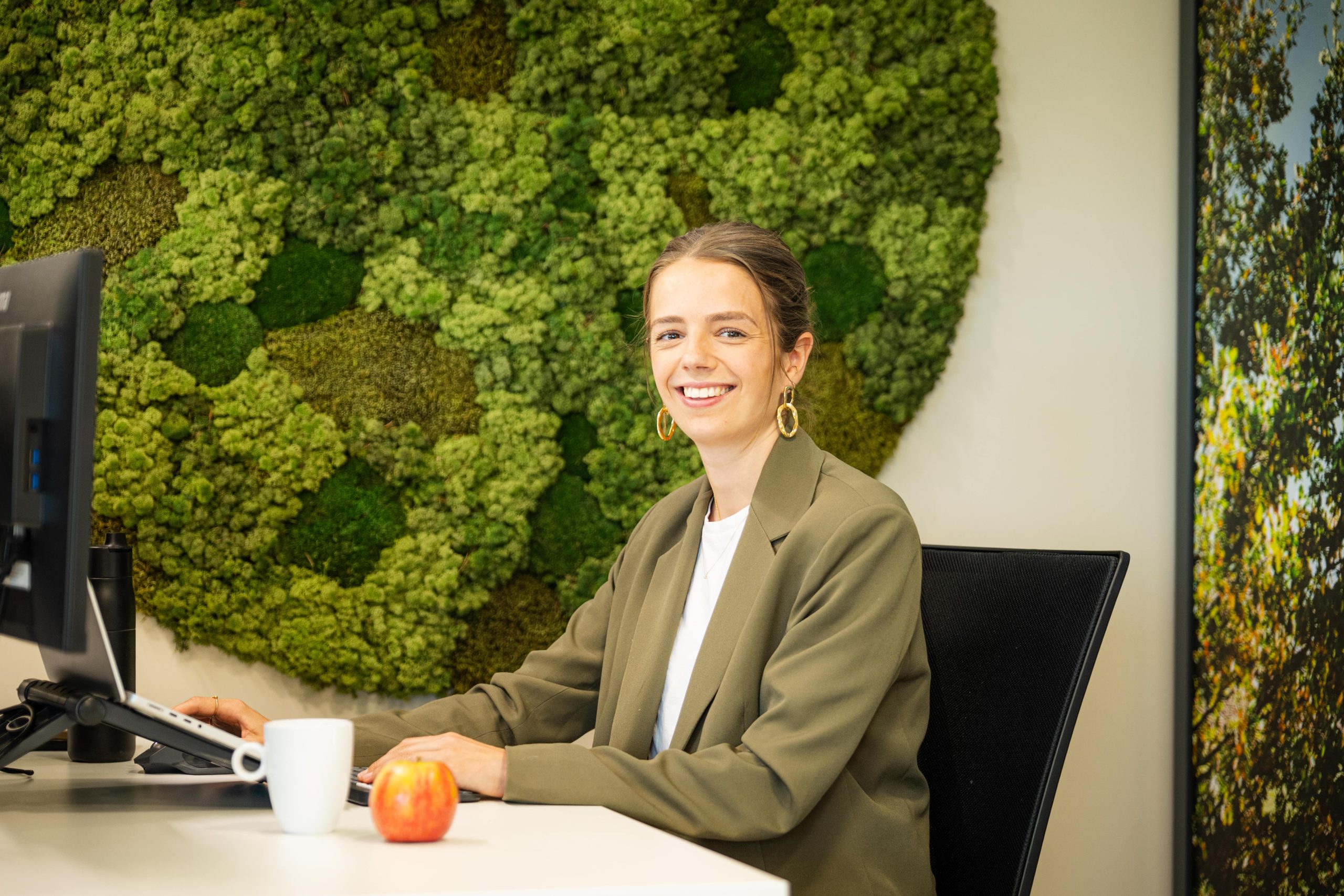 Medewerker Van Voorst Consult werkt aan NEN 7513 adviesrapport